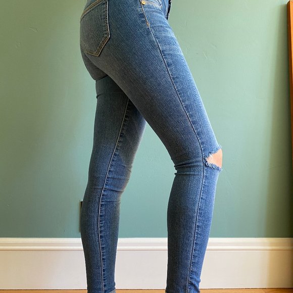 High waisted jeans with distressed knee - Picture 3 of 5